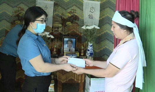 Bà Trần Thị Vân - Chủ tịch LĐLĐ huyện Quảng Trạch thăm hỏi, động viên gia đình CNVCLĐ nhân Tháng Công nhân. Ảnh: LPL
