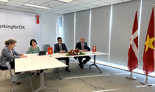 Đại sứ Kim H. Christensen (ngoài cùng bên phải) nhấn mạnh Đan Mạch đồng hành, ủng hộ Việt Nam trong quá trình chuyển đổi ngành năng lượng sang hướng xanh và bền vững. Ảnh: Đại sứ quán Đan Mạch.