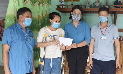 Lãnh đạo Liên đoàn Lao động huyện Hưng Hà trao quà cho đoàn viên bị tai nạn thuộc công ty TNHH Tiên Phong Thái Bình. Ảnh Bá Mạnh