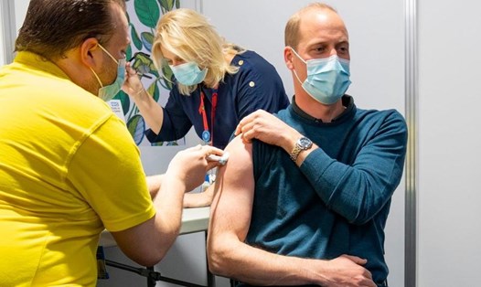 Hoàng tử William đã đăng tải bức ảnh sau khi nhận mũi vaccine COVID-19 đầu tiên. Ảnh: Twitter