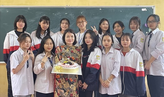 Cô giáo Nguyễn Thị Lan Hương và học sinh lớp 10A6, Trường THPT Bến Tre. Ảnh: NVCC chụp trước khi bùng phát dịch bệnh