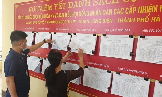 Niêm yết danh sách cử tri tại phường Ngọc Thuỵ, quận Long Biên, Hà Nội. Ảnh: Phạm Đông