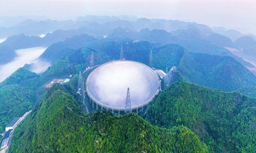 Kính thiên văn vô tuyến hình cầu khẩu độ 500 mét (FAST) của Trung Quốc. Ảnh: Xinhua