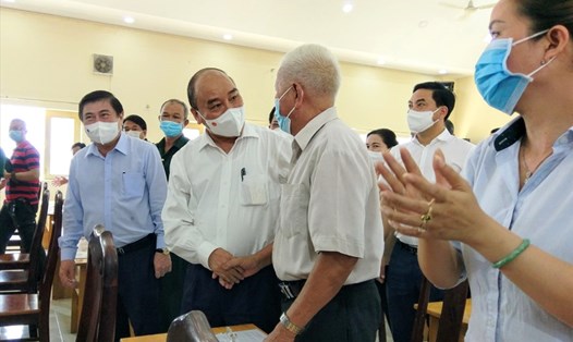 Chủ tịch nước Nguyễn Xuân Phúc tiếp xúc cử tri huyện Hóc Môn chiều ngày 20.5.  Ảnh: Minh Quân