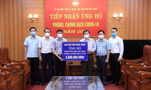 Ông Nguyễn Hữu Dũng trao số tiền ủng hộ 5 tỉ đồng cho tỉnh Bắc Ninh để phòng chống dịch COVID-19. Ảnh: Quang Vinh
