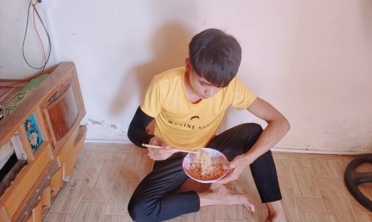 Anh Mạc Văn Long đang dùng bữa trưa là một gói mì tôm (ảnh chụp trưa 20.5). 
Ảnh: NVCC