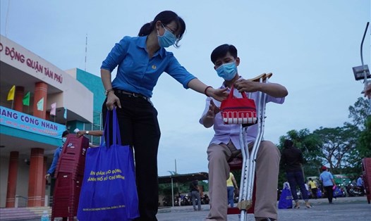 Chủ tịch LĐLĐ TPHCM Trần Thị Diệu Thúy trao quà cho công nhân bị tai nạn lao động. Ảnh: Chân Phúc