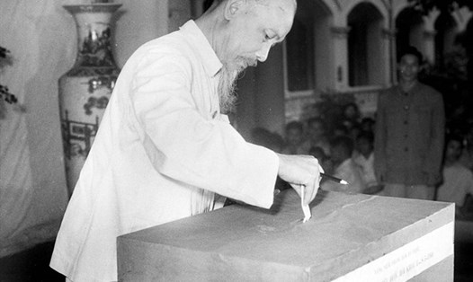 Chủ tịch Hồ Chí Minh đi bỏ phiếu bầu cử đại biểu Quốc hội khoá II tại phòng bỏ phiếu tổ 52, khu Trúc Bạch thuộc đơn vị bầu cử số 1, Hà Nội, ngày 8.5.1960. Ảnh: Bảo tàng Hồ Chí Minh