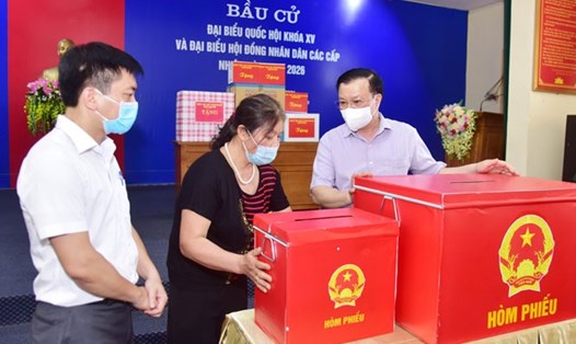 Bí thư Thành ủy Hà Nội kiểm tra công tác bầu cử tại huyện Thạch Thất. Ảnh: Viết Thành