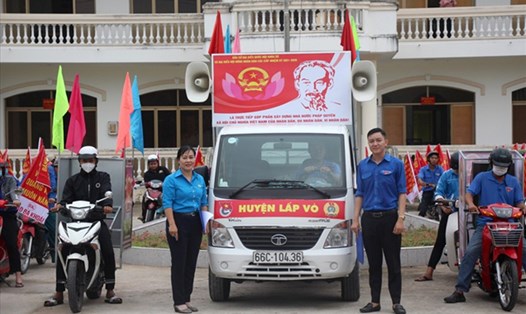 Liên đoàn Lao động huyện Lấp Vò phối hợp với Huyện đoàn tổ chức hoạt động tuyên truyền bầu cử. Ảnh: Lưu Hùng