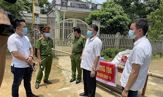Phong toả, truy vết khu dân cư nơi bệnh nhân COVID-19 ở huyện Ngọc Lặc, Thanh Hoá sinh sống. Ảnh: T.L