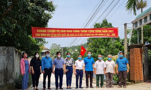 Quang cảnh lễ bàn giao công trình đường bê tông nông thôn tại thôn Mạnh Tiến. Ảnh: Bạch Tuyết