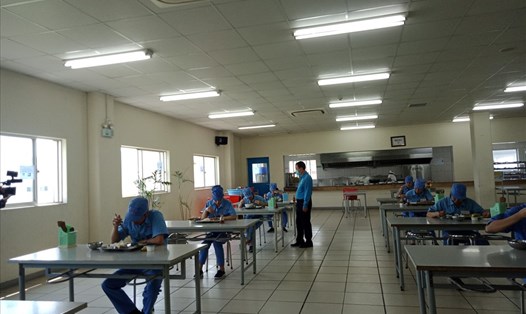Cán bộ Công đoàn Các khu công nghiệp - chế xuất Hà Nội thăm nhà ăn ca của doanh nghiệp tổ chức đúng quy định phòng chống dịch COVID-19
