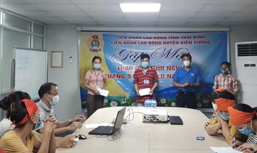 Lãnh đạo Liên đoàn Lao động huyện Kiến Xương, tỉnh Thái Bình, trao quà tặng đoàn viên Công ty TNHH Long Hành Thiên Hạ. Ảnh Bá Mạnh