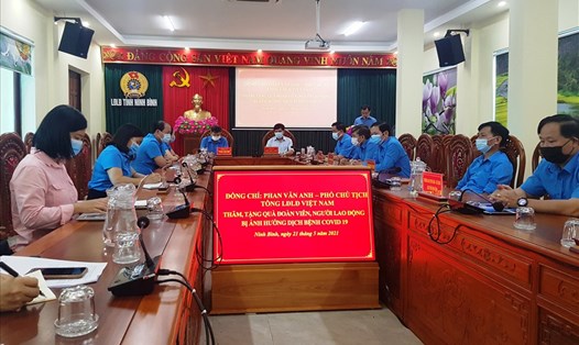 Đoàn công tác của Tổng LĐLĐVN làm việc với LĐLĐ tỉnh Ninh Bình. Ảnh: NT