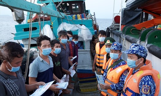 Lực lượng Vùng Cảnh sát biển 4 tuyên truyền bầu cử và phòng chống dịch COVID-19 cho ngư dân ở Phú Quốc. Ảnh: Hoàng Dung