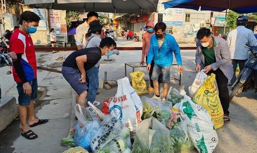 Công đoàn cơ sở Công ty GU Vina hỗ trợ thực phẩm cho công nhân lao động ở trọ. Ảnh: LĐLĐ tỉnh Bắc Giang