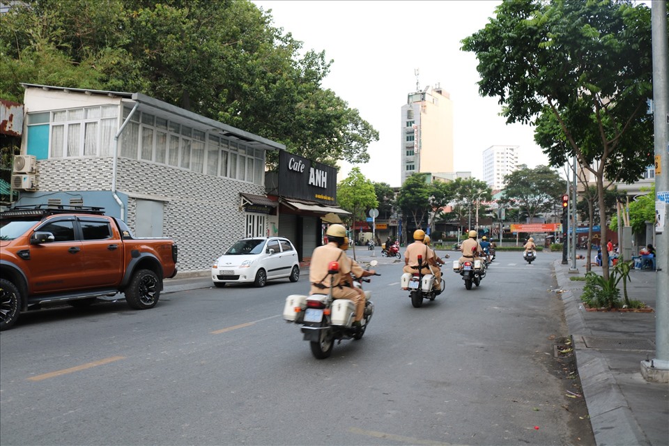 Lực lượng CSGT TPHCM đảm bảo trật tự an toàn giao thông và tham gia trấn áp tội phạm. Ảnh: Huân Cao