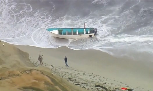 Chiếc thuyền di cư bị lật gần bãi biển Wipeout. Ảnh: Lực lượng Tuần tra Biên giới Mỹ