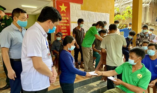 Bí thư Huyện ủy Con Cuông Nguyễn Đình Hùng kiểm tra công tác bầu cử sớm tại xã Môn Sơn. Ảnh: QĐ