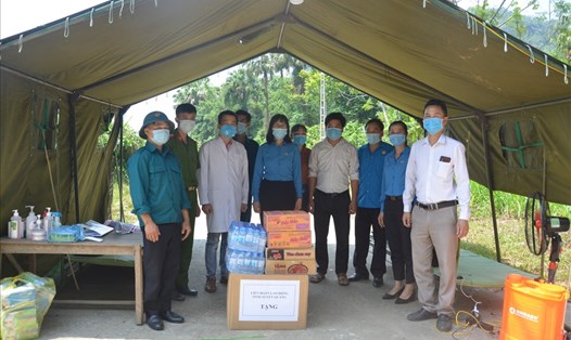 Lãnh đạo LĐLĐ tỉnh Tuyên Quang tặng quà chốt chống dịch COVID-19 trên địa bàn tỉnh. Ảnh: Lan Yến