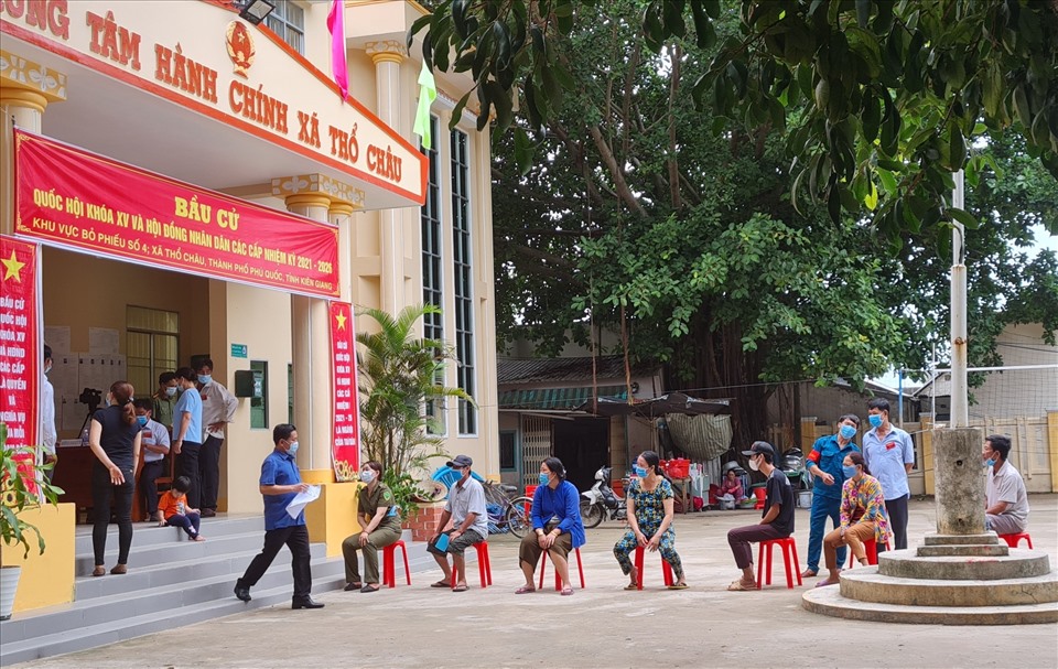 Cử tri xã đảo Thổ Châu, TP Phú Quốc (Kiên Giang) đi bầu cử, giữ khoảng cách đảm bảo an toàn phòng dịch COVId-19. Ảnh: PV