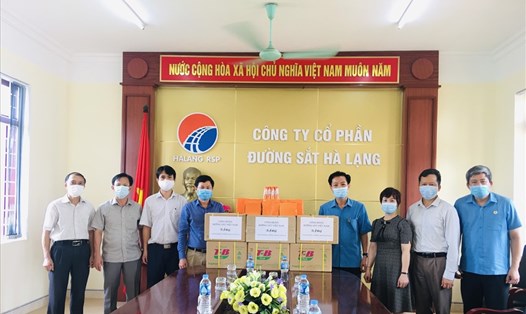 Công đoàn Đường sắt Việt Nam trao trang thiết bị phòng chống dịch COVID-19 cho người lao động. Ảnh: Chu Kiên