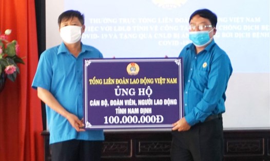 Phó Chủ tịch Tổng LĐLĐVN Phan Văn Anh (bên trái) trao ủng hộ đoàn viên, người lao động tỉnh Nam Định. Ảnh: Hà Anh