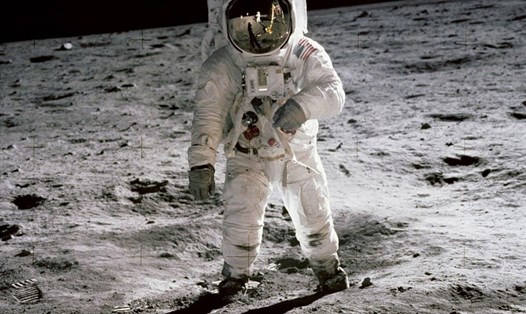 Một trong hai phi hành gia của tàu Apollo 11 đặt những bước chân đầu tiên lên Mặt trăng vào ngày 20.7.1969. Ảnh: NASA