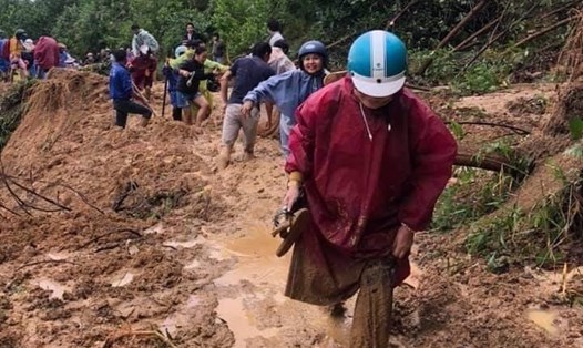 Hành trình đến trường của các giáo viên miền núi thuộc xã Trà Bui, huyện Bắc Trà My, Quảng Nam luôn đối mặt với các nguy hiểm. Ảnh: Kim Thoa