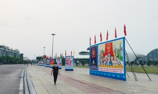 Panô tuyên truyền về bầu cử dọc đường Trần Quốc Nghiễn, thành phố Hạ Long. Ảnh: CTV