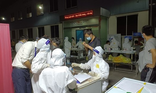 Các cán bộ trong đoàn chi viện phối hợp cùng CDC Bắc Giang truy vết, lấy mẫu xét nghiệm cho công nhân ở khu công nghiệp.