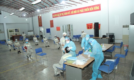 Xét nghiệm COVID-19 cho công nhân tại Công ty cổ phần Prime Tiền Phong huyện Bình Xuyên, tỉnh Vĩnh Phúc. Ảnh: Khánh Linh.