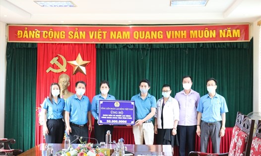 Bà Thái Quỳnh Mai Dung, Uỷ viên Đoàn Chủ tịch, Trưởng Ban Đối ngoại (Tổng Liên đoàn Lao động Việt Nam) trao quà cho công nhân lao động tại 3 công ty trong khu công nghiệp bị ảnh hưởng bởi dịch COVID-19. Ảnh: Phạm Duẩn