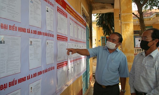 Tuyên truyền, hướng dẫn cho người dân tại một điểm bầu cử ở xã A Dơi (huyện Hướng Hóa, tỉnh Quảng Trị). Ảnh: Hưng Thơ