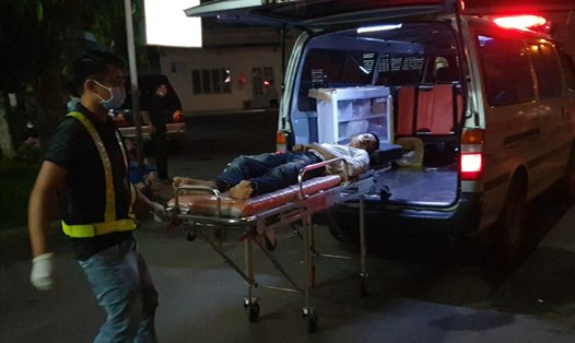 Lê Anh Tuấn đưa người bị tai nạn đến bệnh viện cấp cứu miễn phí đêm 18.5.2021. 
Ảnh: Đình Trọng