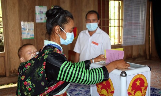 Cử tri xã Hữu Khuông, huyện Tương Dương, tỉnh Nghệ An đi bỏ phiếu sớm ngày 21.5. Ảnh: MN