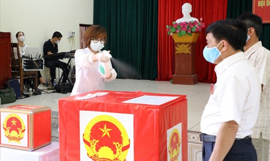 Khử khuẩn, kiểm tra các hòm phiếu trước ngày bầu cử ở Bắc Ninh. Ảnh: S.T