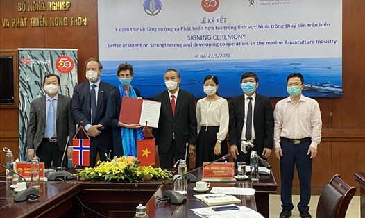Bộ Nông nghiệp và Phát triển Nông thôn Việt Nam và Bộ Công thương và Thủy sản Na Uy đã ký kết Ý định thư về Tăng cường và Phát triển Hợp tác trong lĩnh vực nuôi trồng thủy sản trên biển chiều 21.5. Ảnh: Đại sứ quán Na Uy.
