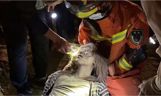 Một phụ nữ được cứu ở cao tốc tại Dạng Tỵ (tỉnh Vân Nam, Trung Quốc) - nơi xảy ra động đất mạnh. Ảnh: Dịch vụ cứu hỏa Trung Quốc