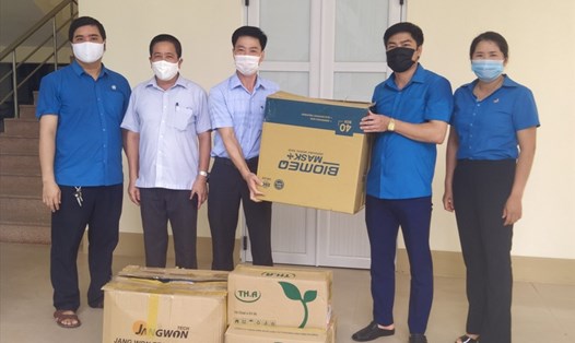 Lãnh đạo Liên đoàn Lao động huyện Đà Bắc (tỉnh Hoà Bình) tặng quà cho cán bộ làm nhiệm vụ phòng, chống dịch COVID-19 tại Trung tâm Y tế huyện. Ảnh: Bạch Tuyết