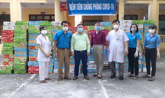 Liên đoàn Lao động huyện Lạng Giang (tỉnh Bắc Giang) trao tặng 250 thùng cháo tổ Yến cho y bác sĩ tại Trung tâm y tế huyện. Ảnh: Hoàng Yến