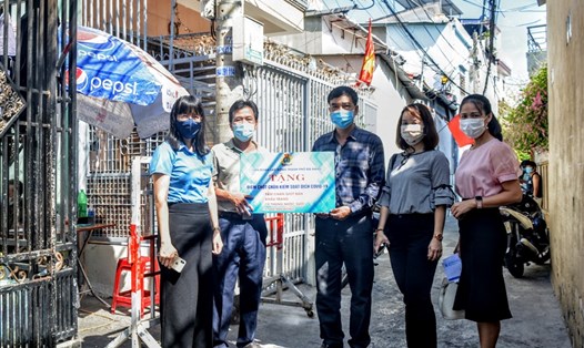 Liên đoàn Lao động Thành phố Đà Nẵng đến thăm, trao quà tại một điểm chốt chặn kiểm soát dịch COVID-19. Ảnh: Phương Trà