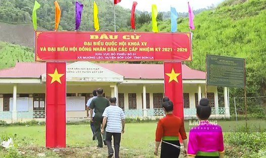 Một điểm bỏ phiếu bầu cử ĐBQH và HĐND các cấp tại vùng biên giới tỉnh Sơn La. Ảnh: Văn Thành Chương