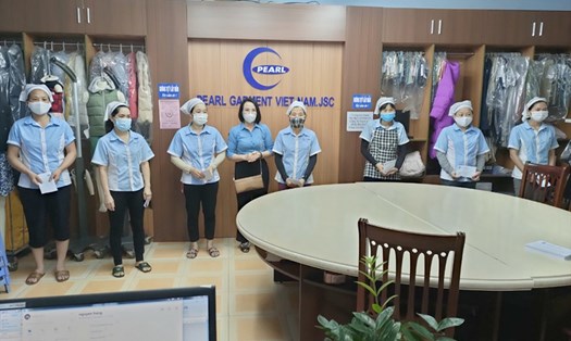 Lãnh đạo Liên đoàn Lao động thành phố Việt Trì trao tiền hỗ trợ cho đoàn viên, công nhân viên chức lao động có hoàn cảnh đặc biệt khó khăn. Ảnh: Trang Nhung
