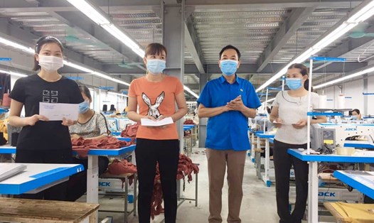 Lãnh đạo Liên đoàn Lao động huyện Vũ Thư (Thái Bình) trao quà tình nghĩa tháng 5 cho đoàn viên tại công ty cổ phần Sehouse Việt Nam. Ảnh Bá Mạnh