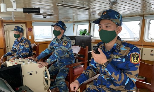 Tàu 954 của Vùng 5 Hải quân được điều động đưa đoàn công tác của tỉnh Kiên Giang, các hòm phiếu bầu cử và người dân về TP.Phú Quốc. Ảnh: PV