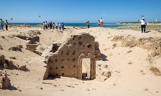 Bãi cát trên bãi biển Caños de Meca ở Cádiz, Tây Ban Nha đã bảo tồn khu phức hợp nhà tắm từ thế kỷ I này, nơi vẫn còn nguyên vẹn cửa ra vào, cửa sổ và tường. Ảnh: Khảo cổ Tây Ban Nha