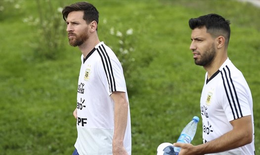 Aguero tin Messi sẽ ở lại Barca. Ảnh: AFP.