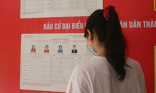 Sinh viên tham gia bầu cử tại trường học.